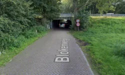 Bakwagen botst op berucht viaduct Waspik, bakwagen compleet verwoest