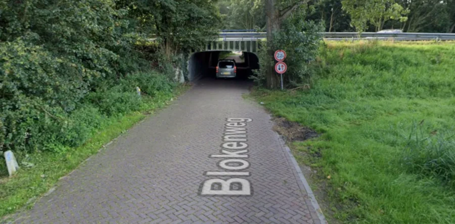 Bakwagen botst op berucht viaduct Waspik, bakwagen compleet verwoest