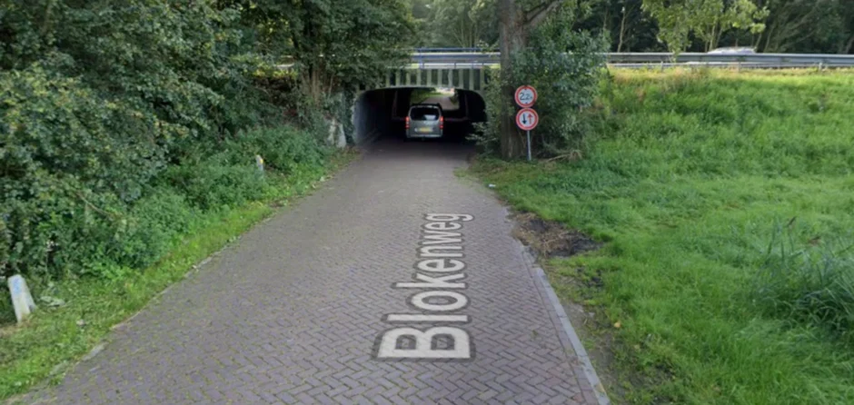 Bakwagen botst op berucht viaduct Waspik, bakwagen compleet verwoest