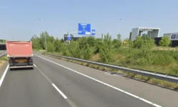 Vrachtwagen geschaard door gladheid: Midden-Brabantweg deels dicht