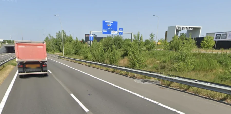 Vrachtwagen geschaard door gladheid: Midden-Brabantweg deels dicht