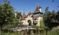 Brandweer rukt uit naar Efteling: brand op bouwterrein Raveleijn