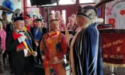 Prins Renaldo huldigt Peter Broos bij Frühschoppen van RWB