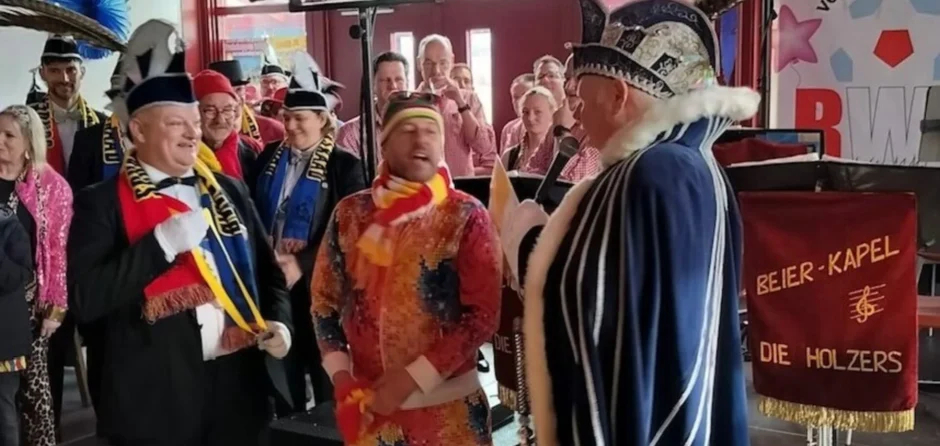 Prins Renaldo huldigt Peter Broos bij Frühschoppen van RWB