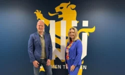 Burgemeester Waalwijk veilt RKC-carnavalsshirt voor speelgoedbank