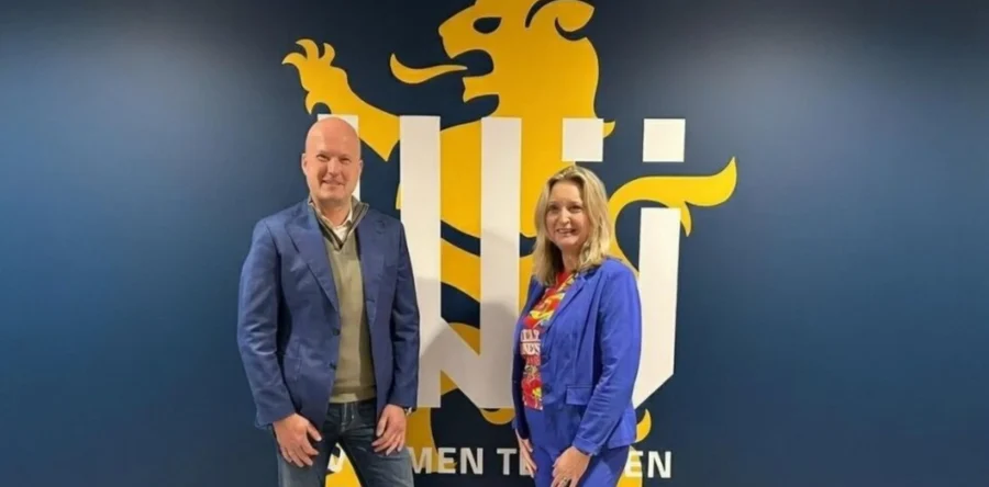 Burgemeester Waalwijk veilt RKC-carnavalsshirt voor speelgoedbank