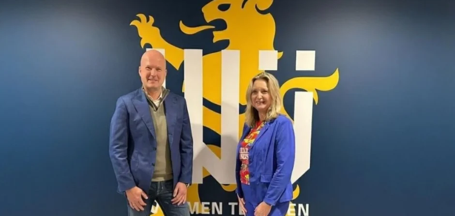 Burgemeester Waalwijk veilt RKC-carnavalsshirt voor speelgoedbank