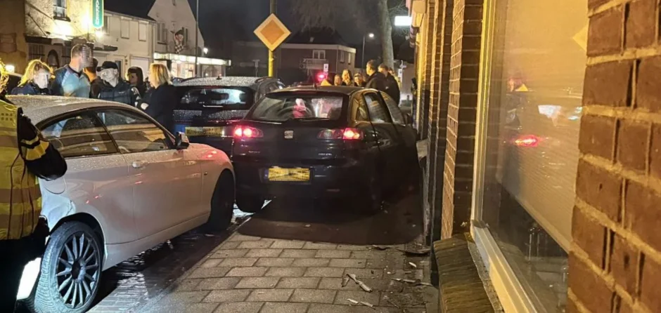 Auto ramt auto's en woningen in Gasthuisstraat, geen gewonden