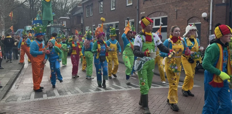 Donkere wolken boven optocht in Loon op Zand drukken de pret niet