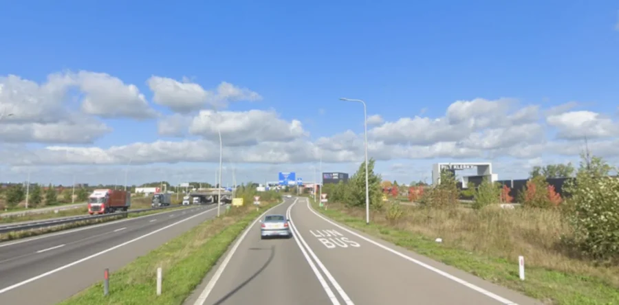 Geldwagen strandt door pech op Midden-Brabantweg in Waalwijk