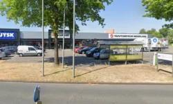 Fietser belandt onder auto na aanrijding in Waalwijk: lichtgewond