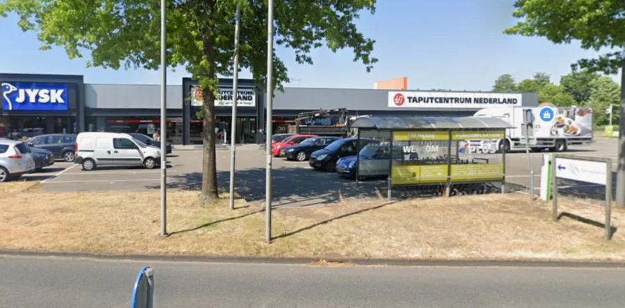 Fietser belandt onder auto na aanrijding in Waalwijk: lichtgewond