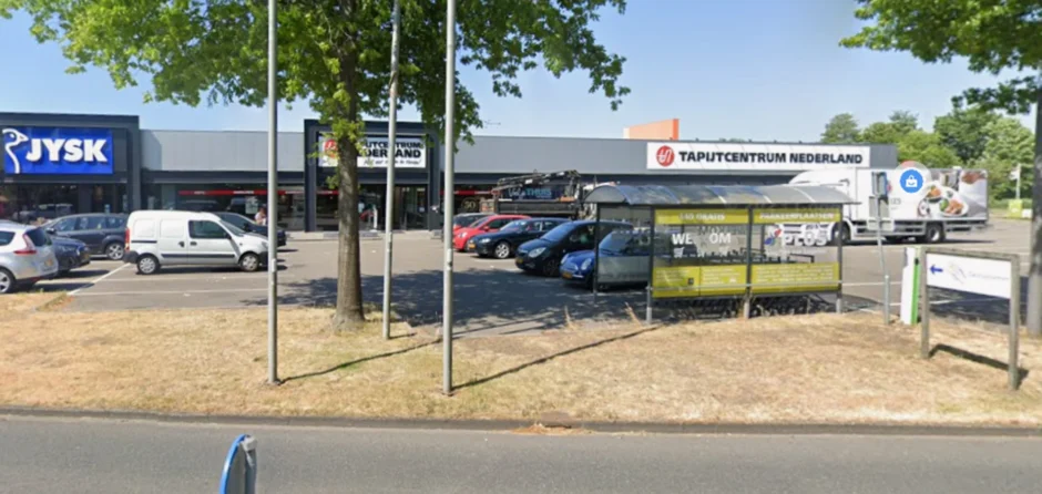 Fietser belandt onder auto na aanrijding in Waalwijk: lichtgewond