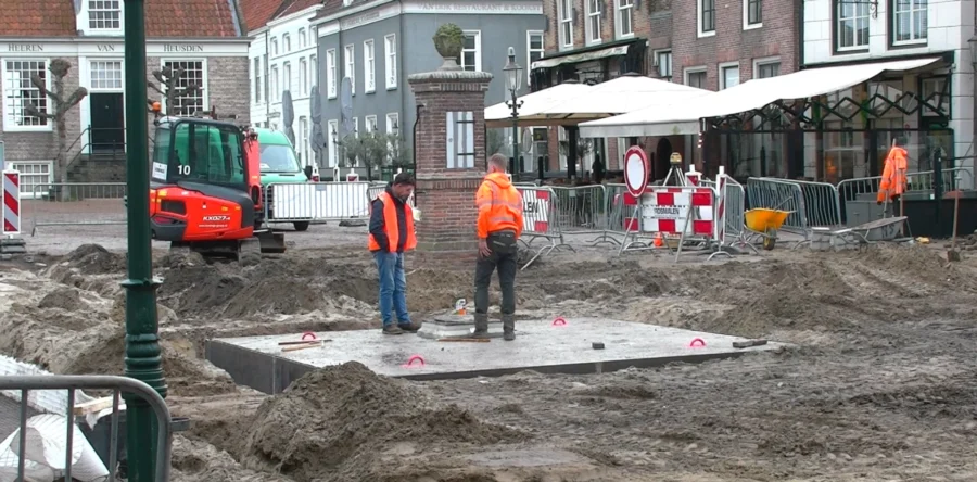 Historische waterput Heusden teruggeplaatst onder de vismarkt (Video)