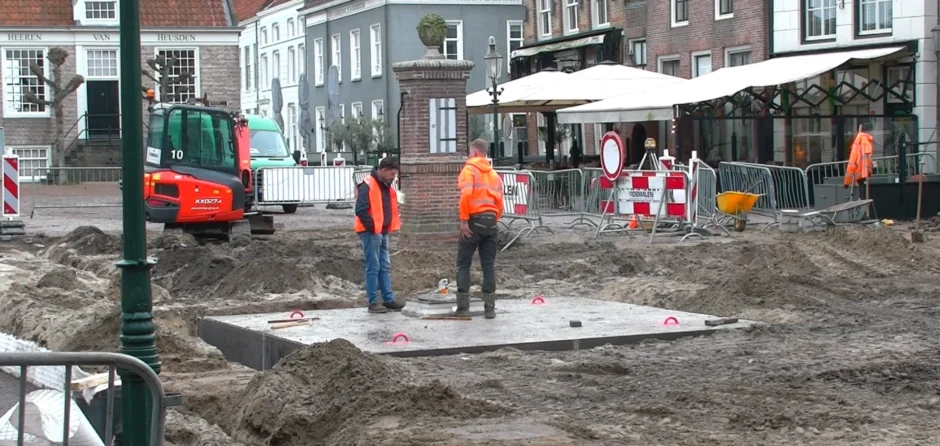 Historische waterput Heusden teruggeplaatst onder de vismarkt (Video)