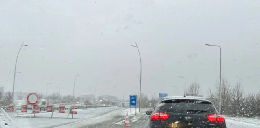 Vrachtwagen botst tegen vangrail op Midden-Brabantweg, flinke file