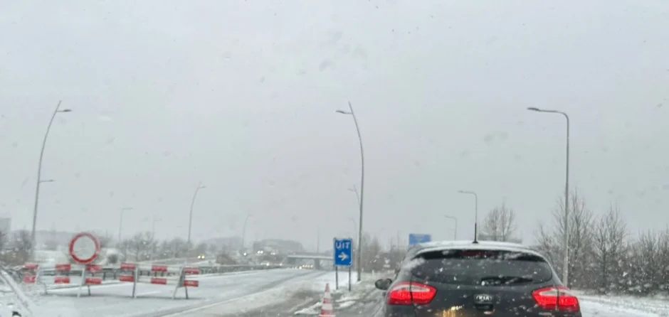 Vrachtwagen botst tegen vangrail op Midden-Brabantweg, flinke file