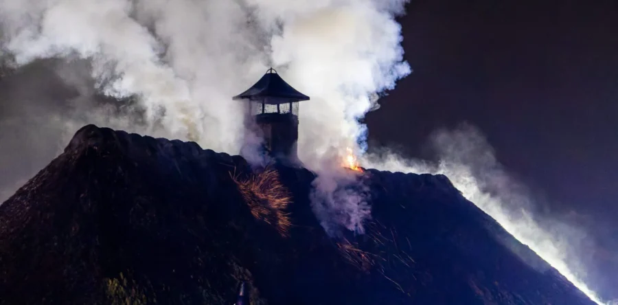 Grote brand in rieten dak van woning Loon op Zand