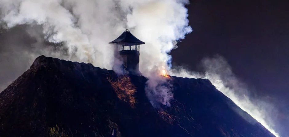 Grote brand in rieten dak van woning Loon op Zand