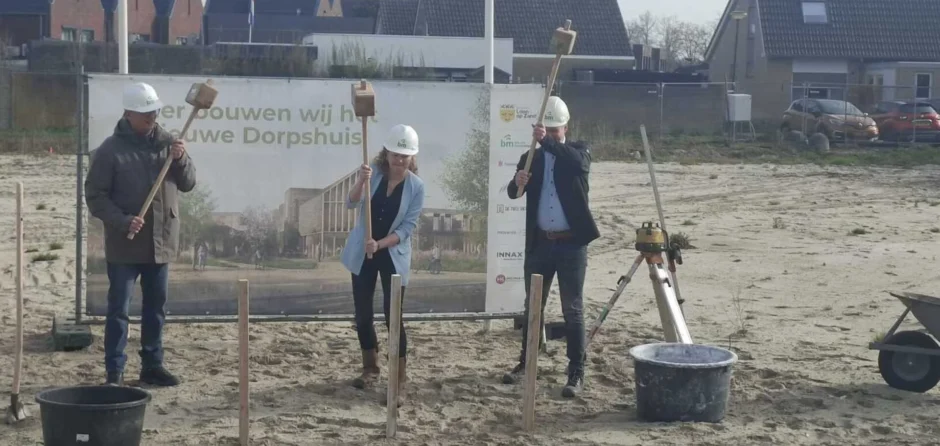 Eerste schop in de grond voor nieuw dorpshuis Loon op Zand