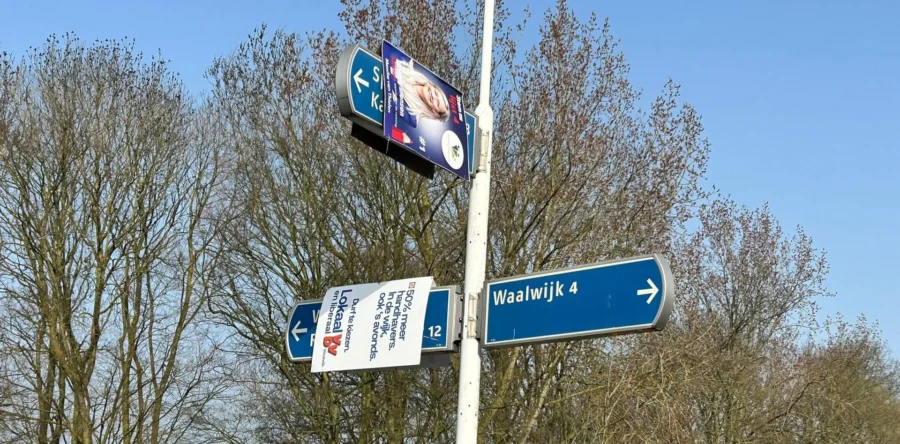 Verkiezingsborden VVD Waalwijk en Samen Waalwijk opgehangen aan paal