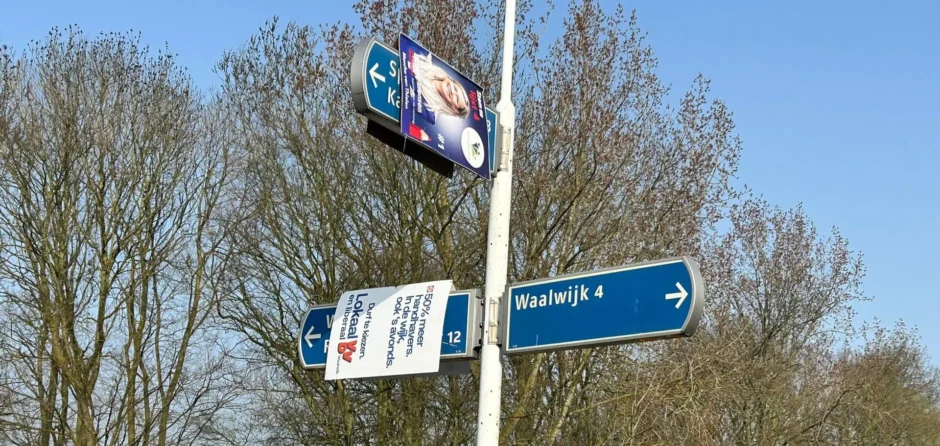 Verkiezingsborden VVD Waalwijk en Samen Waalwijk opgehangen aan paal