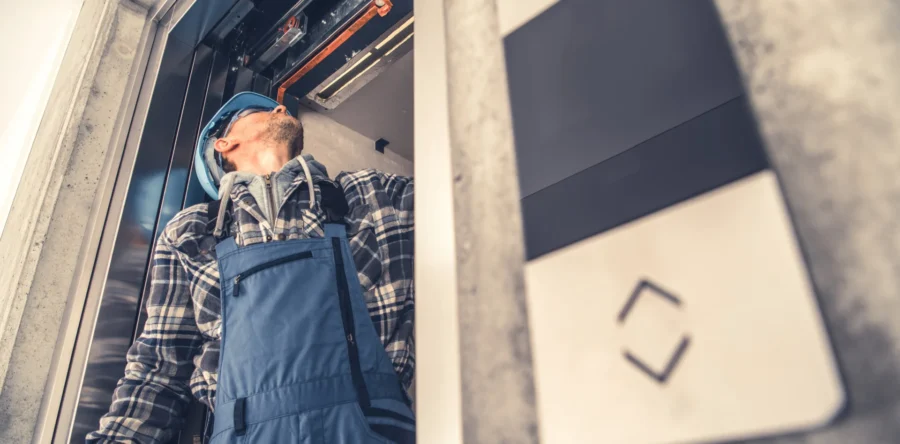 Oudere vrouw met scootmobiel vast in liftschacht in Dongen