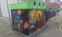 Glasbakken in gemeente Loon op Zand bestickerd met kindertekeningen