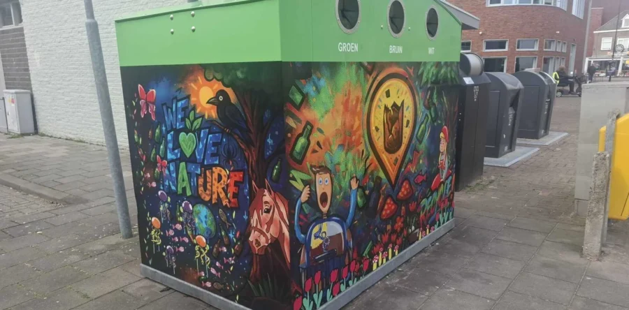 Glasbakken in gemeente Loon op Zand bestickerd met kindertekeningen