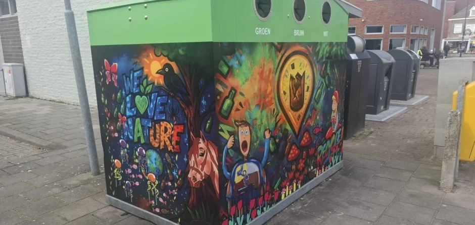 Glasbakken in gemeente Loon op Zand bestickerd met kindertekeningen