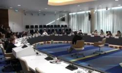 Basisschoolkinderen vragen burgemeester hemd van het lijf (Video)