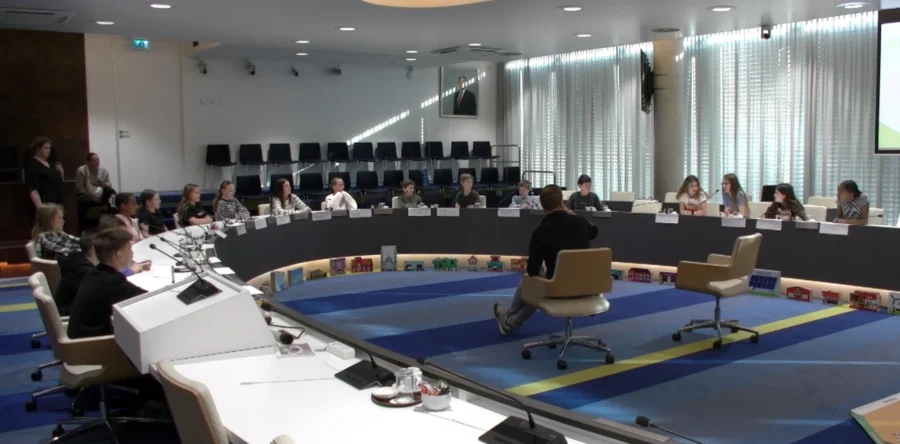 Basisschoolkinderen vragen burgemeester hemd van het lijf (Video)