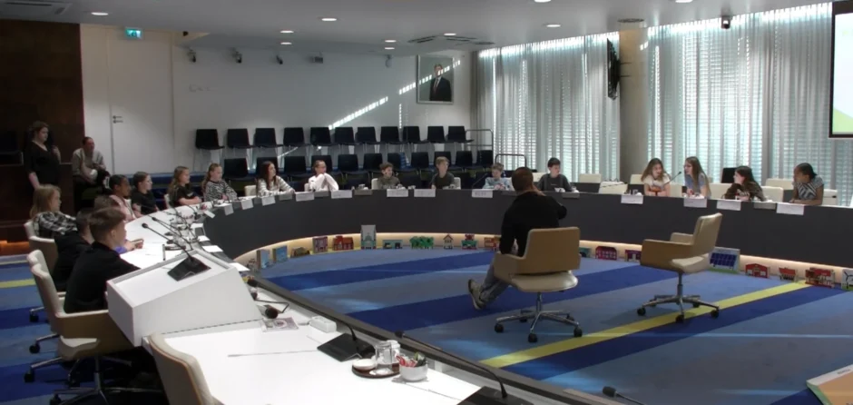 Basisschoolkinderen vragen burgemeester hemd van het lijf (Video)