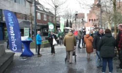 Partijen in gesprek met mensen op het raadhuisplein (Video)