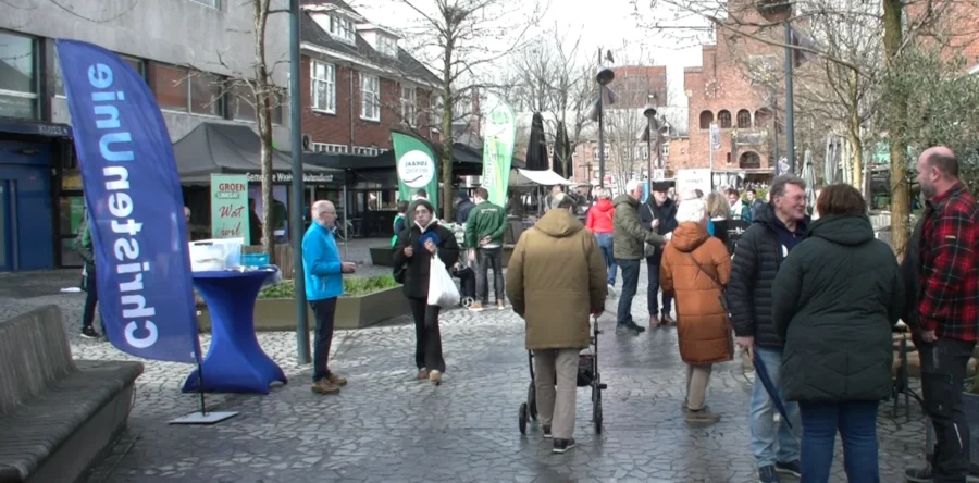 Partijen in gesprek met mensen op het raadhuisplein (Video)