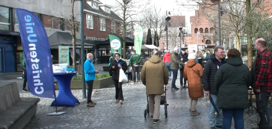 Partijen in gesprek met mensen op het raadhuisplein (Video)