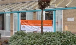 Vrijwilligers helpen D’n Elshof schoonmaken tijdens NLdoet (Video)