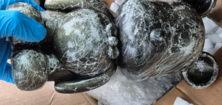 Drugs gevonden in dichtgelijmde poppen op A59 bij Vlijmen