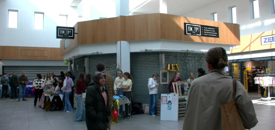 Leerlingen Willem van Oranje College organiseren markt (video)