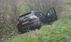 Auto in sloot beland bij ongeluk op Winterdijk in Sprang-Capelle