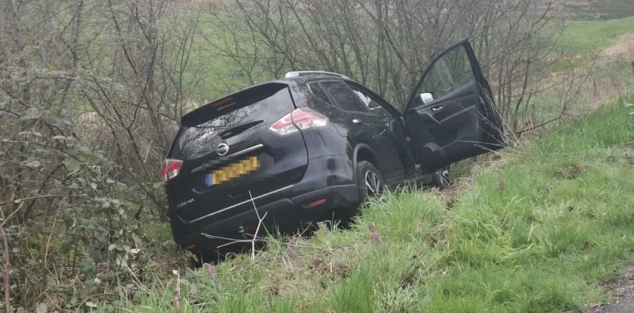 Auto in sloot beland bij ongeluk op Winterdijk in Sprang-Capelle