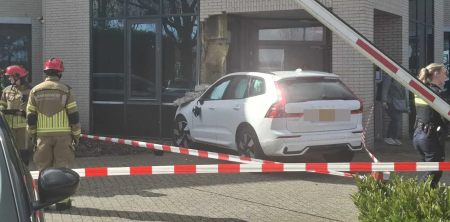 Auto ramt pilaar van bedrijvenpand aan de Taxandriaweg
