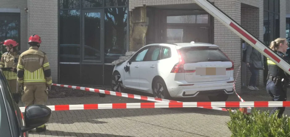Auto ramt pilaar van bedrijvenpand aan de Taxandriaweg