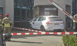 Auto ramt pilaar van bedrijvenpand aan de Taxandriaweg