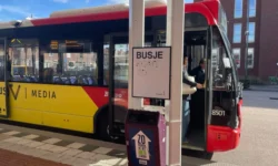 Peukenposters moeten busstation Vredesplein opschonen