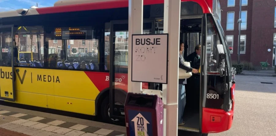 Peukenposters moeten busstation Vredesplein opschonen