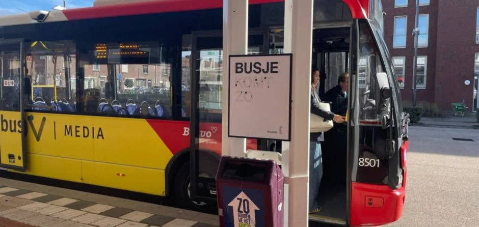 Peukenposters moeten busstation Vredesplein opschonen