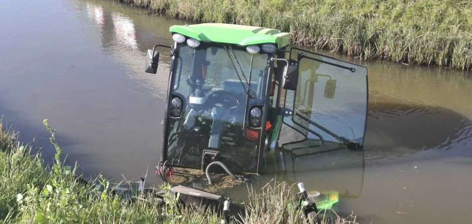 Maaimachine te water aan Biesbosweg in Waalwijk