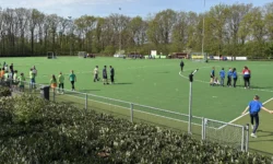 Basisschoolkinderen druk aan het sporten op de Koningsspelen (Video)