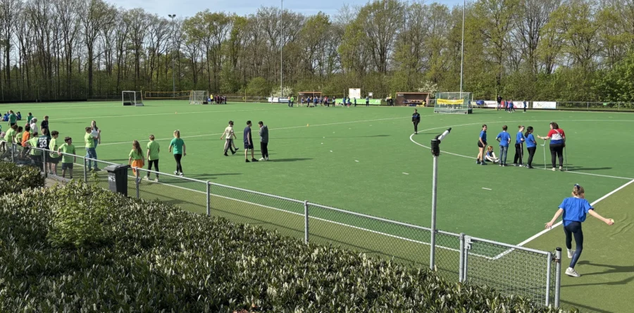 Basisschoolkinderen druk aan het sporten op de Koningsspelen (Video)